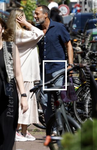 Amsterdam 17 juli 2025
Johnny van t Schip en Danielle  Zwanikken op terras en op straat in het centrum van Amsterdam.