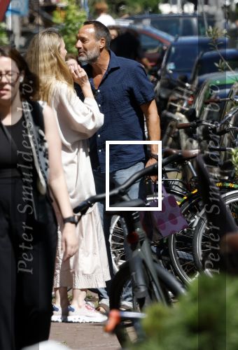 Amsterdam 17 juli 2025
Johnny van t Schip en Danielle  Zwanikken op terras en op straat in het centrum van Amsterdam.