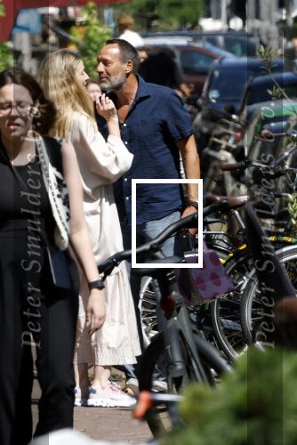 Amsterdam 17 juli 2025
Johnny van t Schip en Danielle  Zwanikken op terras en op straat in het centrum van Amsterdam.