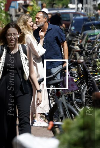 Amsterdam 17 juli 2025
Johnny van t Schip en Danielle  Zwanikken op terras en op straat in het centrum van Amsterdam.