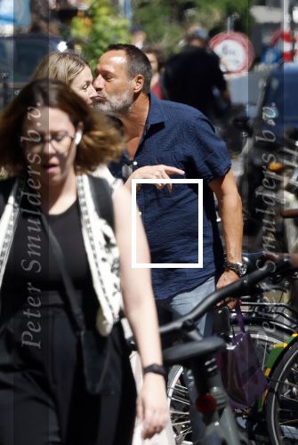 Amsterdam 17 juli 2025
Johnny van t Schip en Danielle  Zwanikken op terras en op straat in het centrum van Amsterdam.