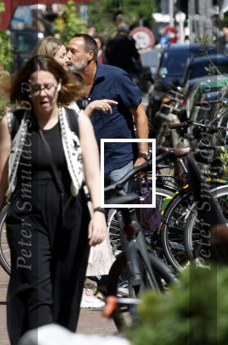 Amsterdam 17 juli 2025
Johnny van t Schip en Danielle  Zwanikken op terras en op straat in het centrum van Amsterdam.