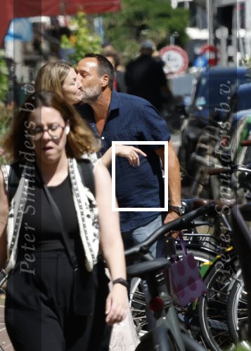 Amsterdam 17 juli 2025
Johnny van t Schip en Danielle  Zwanikken op terras en op straat in het centrum van Amsterdam.