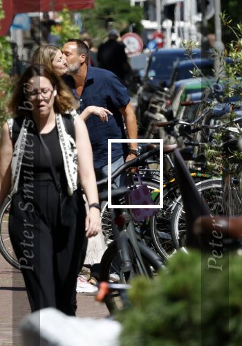 Amsterdam 17 juli 2025
Johnny van t Schip en Danielle  Zwanikken op terras en op straat in het centrum van Amsterdam.