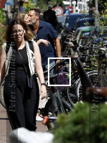 Amsterdam 17 juli 2025
Johnny van t Schip en Danielle  Zwanikken op terras en op straat in het centrum van Amsterdam.