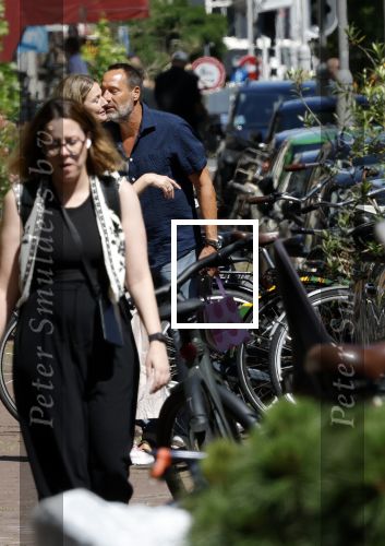 Amsterdam 17 juli 2025
Johnny van t Schip en Danielle  Zwanikken op terras en op straat in het centrum van Amsterdam.