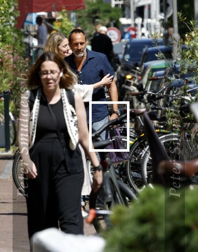 Amsterdam 17 juli 2025
Johnny van t Schip en Danielle  Zwanikken op terras en op straat in het centrum van Amsterdam.