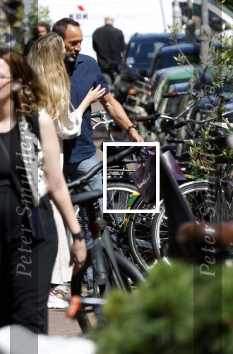 Amsterdam 17 juli 2025
Johnny van t Schip en Danielle  Zwanikken op terras en op straat in het centrum van Amsterdam.