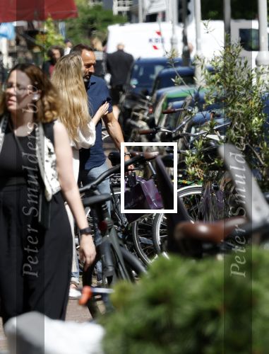 Amsterdam 17 juli 2025
Johnny van t Schip en Danielle  Zwanikken op terras en op straat in het centrum van Amsterdam.