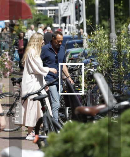 Amsterdam 17 juli 2025
Johnny van t Schip en Danielle  Zwanikken op terras en op straat in het centrum van Amsterdam.