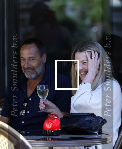 Amsterdam 17 juli 2025
Johnny van t Schip en Danielle  Zwanikken op terras en op straat in het centrum van Amsterdam.