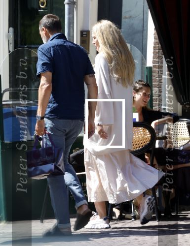Amsterdam 17 juli 2025
Johnny van t Schip en Danielle  Zwanikken op terras en op straat in het centrum van Amsterdam.