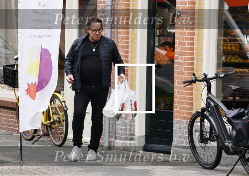 Alkmaar 5 juli 2025
Marco Borsato haalt op de fiets vers fruit en groente bij een groentewinkel bij hem in de buurt .
Marco zorgt momenteel voor zijn moeder Mary die een beetje ziek is. Mary woont even bij Marco in zijn appartement.