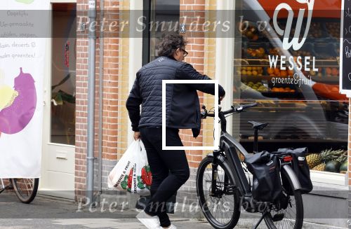 Alkmaar 5 juli 2025
Marco Borsato haalt op de fiets vers fruit en groente bij een groentewinkel bij hem in de buurt .
Marco zorgt momenteel voor zijn moeder Mary die een beetje ziek is. Mary woont even bij Marco in zijn appartement.