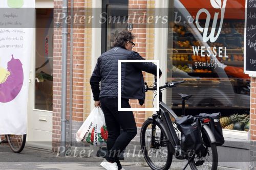 Alkmaar 5 juli 2025
Marco Borsato haalt op de fiets vers fruit en groente bij een groentewinkel bij hem in de buurt .
Marco zorgt momenteel voor zijn moeder Mary die een beetje ziek is. Mary woont even bij Marco in zijn appartement.