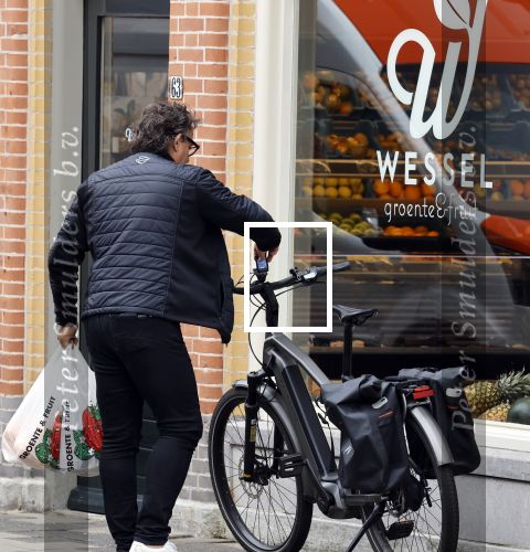 Alkmaar 5 juli 2025
Marco Borsato haalt op de fiets vers fruit en groente bij een groentewinkel bij hem in de buurt .
Marco zorgt momenteel voor zijn moeder Mary die een beetje ziek is. Mary woont even bij Marco in zijn appartement.