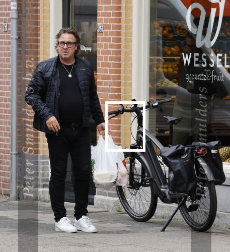 Alkmaar 5 juli 2025
Marco Borsato haalt op de fiets vers fruit en groente bij een groentewinkel bij hem in de buurt .
Marco zorgt momenteel voor zijn moeder Mary die een beetje ziek is. Mary woont even bij Marco in zijn appartement.