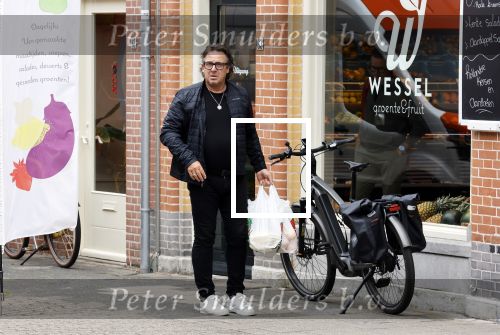 Alkmaar 5 juli 2025
Marco Borsato haalt op de fiets vers fruit en groente bij een groentewinkel bij hem in de buurt .
Marco zorgt momenteel voor zijn moeder Mary die een beetje ziek is. Mary woont even bij Marco in zijn appartement.