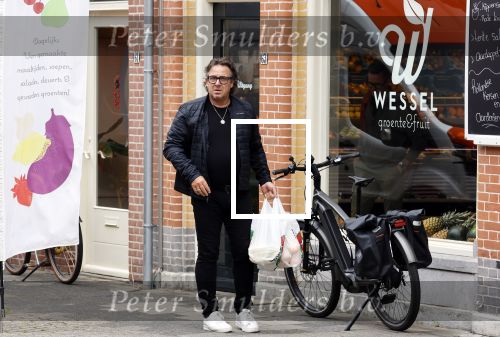 Alkmaar 5 juli 2025
Marco Borsato haalt op de fiets vers fruit en groente bij een groentewinkel bij hem in de buurt .
Marco zorgt momenteel voor zijn moeder Mary die een beetje ziek is. Mary woont even bij Marco in zijn appartement.