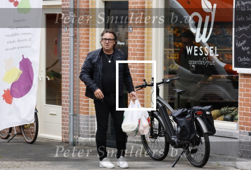 Alkmaar 5 juli 2025
Marco Borsato haalt op de fiets vers fruit en groente bij een groentewinkel bij hem in de buurt .
Marco zorgt momenteel voor zijn moeder Mary die een beetje ziek is. Mary woont even bij Marco in zijn appartement.