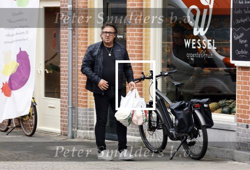 Alkmaar 5 juli 2025
Marco Borsato haalt op de fiets vers fruit en groente bij een groentewinkel bij hem in de buurt .
Marco zorgt momenteel voor zijn moeder Mary die een beetje ziek is. Mary woont even bij Marco in zijn appartement.