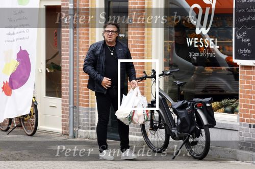 Alkmaar 5 juli 2025
Marco Borsato haalt op de fiets vers fruit en groente bij een groentewinkel bij hem in de buurt .
Marco zorgt momenteel voor zijn moeder Mary die een beetje ziek is. Mary woont even bij Marco in zijn appartement.