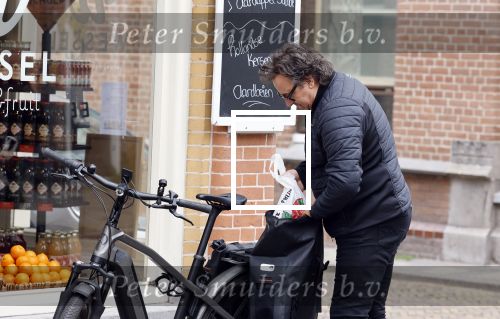 Alkmaar 5 juli 2025
Marco Borsato haalt op de fiets vers fruit en groente bij een groentewinkel bij hem in de buurt .
Marco zorgt momenteel voor zijn moeder Mary die een beetje ziek is. Mary woont even bij Marco in zijn appartement.