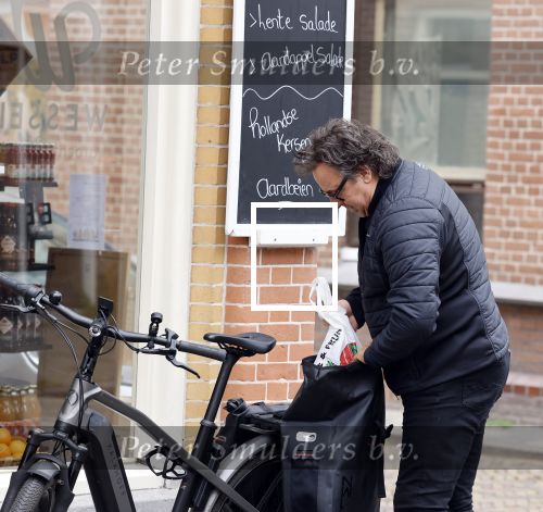 Alkmaar 5 juli 2025
Marco Borsato haalt op de fiets vers fruit en groente bij een groentewinkel bij hem in de buurt .
Marco zorgt momenteel voor zijn moeder Mary die een beetje ziek is. Mary woont even bij Marco in zijn appartement.
