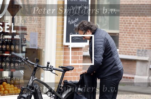 Alkmaar 5 juli 2025
Marco Borsato haalt op de fiets vers fruit en groente bij een groentewinkel bij hem in de buurt .
Marco zorgt momenteel voor zijn moeder Mary die een beetje ziek is. Mary woont even bij Marco in zijn appartement.