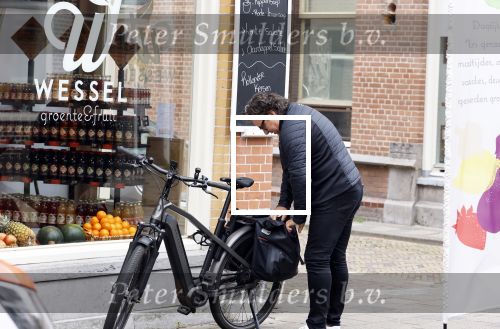 Alkmaar 5 juli 2025
Marco Borsato haalt op de fiets vers fruit en groente bij een groentewinkel bij hem in de buurt .
Marco zorgt momenteel voor zijn moeder Mary die een beetje ziek is. Mary woont even bij Marco in zijn appartement.