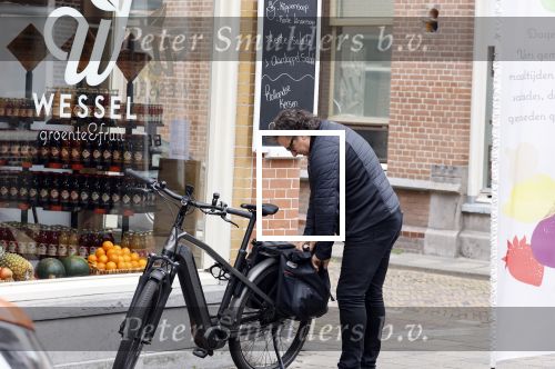 Alkmaar 5 juli 2025
Marco Borsato haalt op de fiets vers fruit en groente bij een groentewinkel bij hem in de buurt .
Marco zorgt momenteel voor zijn moeder Mary die een beetje ziek is. Mary woont even bij Marco in zijn appartement.