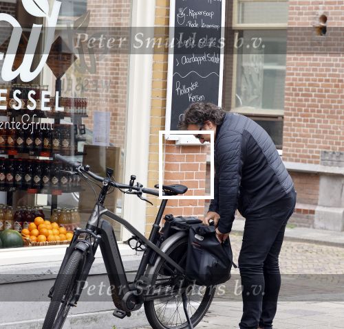 Alkmaar 5 juli 2025
Marco Borsato haalt op de fiets vers fruit en groente bij een groentewinkel bij hem in de buurt .
Marco zorgt momenteel voor zijn moeder Mary die een beetje ziek is. Mary woont even bij Marco in zijn appartement.