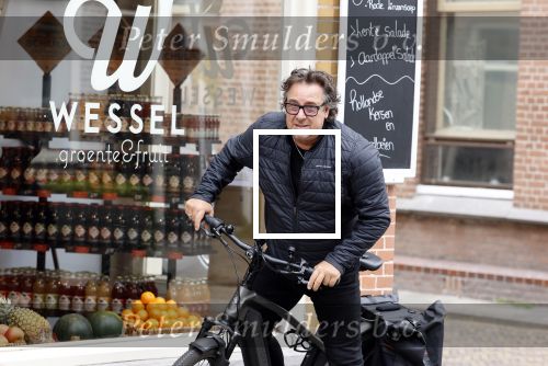 Alkmaar 5 juli 2025
Marco Borsato haalt op de fiets vers fruit en groente bij een groentewinkel bij hem in de buurt .
Marco zorgt momenteel voor zijn moeder Mary die een beetje ziek is. Mary woont even bij Marco in zijn appartement.