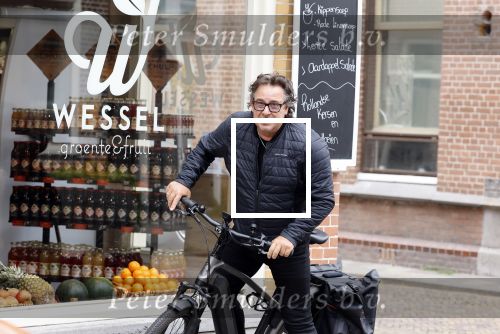 Alkmaar 5 juli 2025
Marco Borsato haalt op de fiets vers fruit en groente bij een groentewinkel bij hem in de buurt .
Marco zorgt momenteel voor zijn moeder Mary die een beetje ziek is. Mary woont even bij Marco in zijn appartement.
