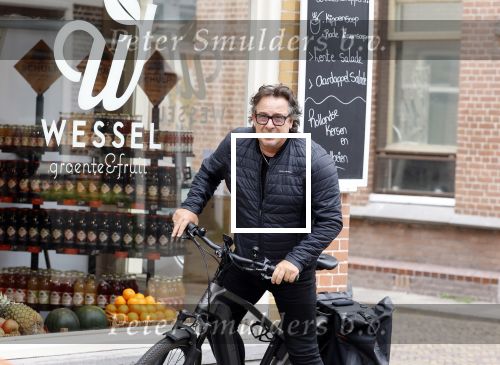 Alkmaar 5 juli 2025
Marco Borsato haalt op de fiets vers fruit en groente bij een groentewinkel bij hem in de buurt .
Marco zorgt momenteel voor zijn moeder Mary die een beetje ziek is. Mary woont even bij Marco in zijn appartement.