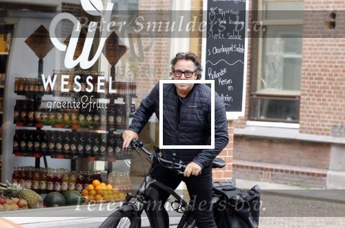 Alkmaar 5 juli 2025
Marco Borsato haalt op de fiets vers fruit en groente bij een groentewinkel bij hem in de buurt .
Marco zorgt momenteel voor zijn moeder Mary die een beetje ziek is. Mary woont even bij Marco in zijn appartement.