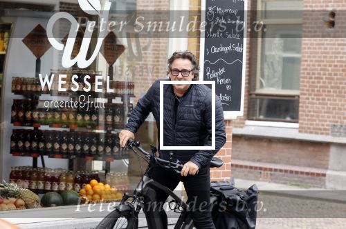 Alkmaar 5 juli 2025
Marco Borsato haalt op de fiets vers fruit en groente bij een groentewinkel bij hem in de buurt .
Marco zorgt momenteel voor zijn moeder Mary die een beetje ziek is. Mary woont even bij Marco in zijn appartement.