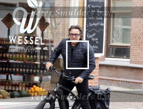 Alkmaar 5 juli 2025
Marco Borsato haalt op de fiets vers fruit en groente bij een groentewinkel bij hem in de buurt .
Marco zorgt momenteel voor zijn moeder Mary die een beetje ziek is. Mary woont even bij Marco in zijn appartement.