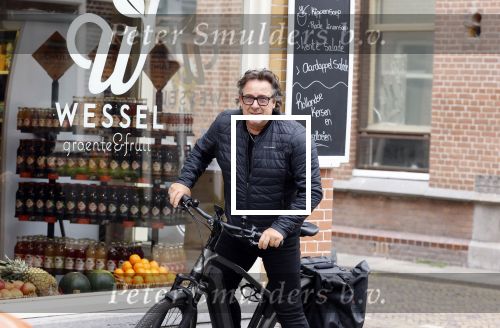 Alkmaar 5 juli 2025
Marco Borsato haalt op de fiets vers fruit en groente bij een groentewinkel bij hem in de buurt .
Marco zorgt momenteel voor zijn moeder Mary die een beetje ziek is. Mary woont even bij Marco in zijn appartement.
