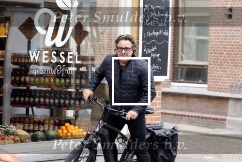 Alkmaar 5 juli 2025
Marco Borsato haalt op de fiets vers fruit en groente bij een groentewinkel bij hem in de buurt .
Marco zorgt momenteel voor zijn moeder Mary die een beetje ziek is. Mary woont even bij Marco in zijn appartement.