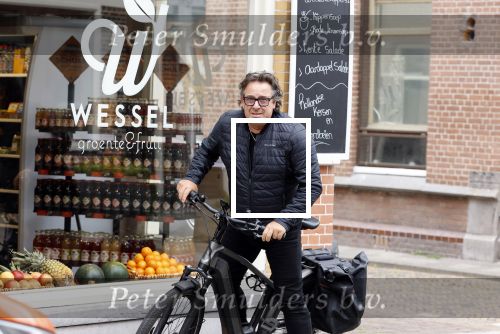 Alkmaar 5 juli 2025
Marco Borsato haalt op de fiets vers fruit en groente bij een groentewinkel bij hem in de buurt .
Marco zorgt momenteel voor zijn moeder Mary die een beetje ziek is. Mary woont even bij Marco in zijn appartement.