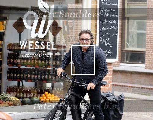 Alkmaar 5 juli 2025
Marco Borsato haalt op de fiets vers fruit en groente bij een groentewinkel bij hem in de buurt .
Marco zorgt momenteel voor zijn moeder Mary die een beetje ziek is. Mary woont even bij Marco in zijn appartement.