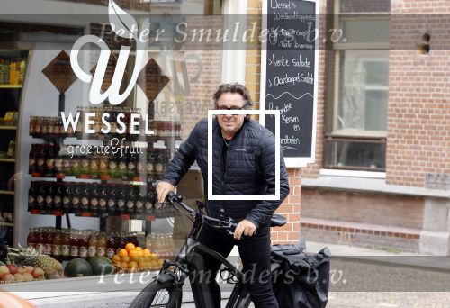 Alkmaar 5 juli 2025
Marco Borsato haalt op de fiets vers fruit en groente bij een groentewinkel bij hem in de buurt .
Marco zorgt momenteel voor zijn moeder Mary die een beetje ziek is. Mary woont even bij Marco in zijn appartement.