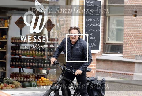Alkmaar 5 juli 2025
Marco Borsato haalt op de fiets vers fruit en groente bij een groentewinkel bij hem in de buurt .
Marco zorgt momenteel voor zijn moeder Mary die een beetje ziek is. Mary woont even bij Marco in zijn appartement.