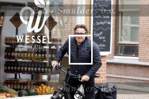 Alkmaar 5 juli 2025
Marco Borsato haalt op de fiets vers fruit en groente bij een groentewinkel bij hem in de buurt .
Marco zorgt momenteel voor zijn moeder Mary die een beetje ziek is. Mary woont even bij Marco in zijn appartement.