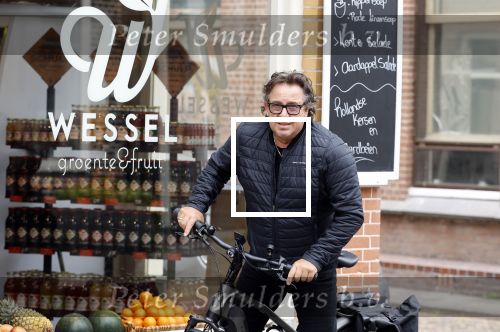 Alkmaar 5 juli 2025
Marco Borsato haalt op de fiets vers fruit en groente bij een groentewinkel bij hem in de buurt .
Marco zorgt momenteel voor zijn moeder Mary die een beetje ziek is. Mary woont even bij Marco in zijn appartement.