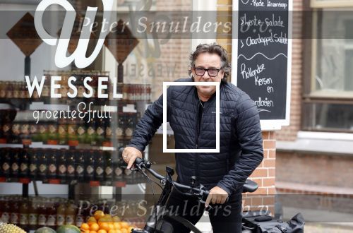 Alkmaar 5 juli 2025
Marco Borsato haalt op de fiets vers fruit en groente bij een groentewinkel bij hem in de buurt .
Marco zorgt momenteel voor zijn moeder Mary die een beetje ziek is. Mary woont even bij Marco in zijn appartement.
