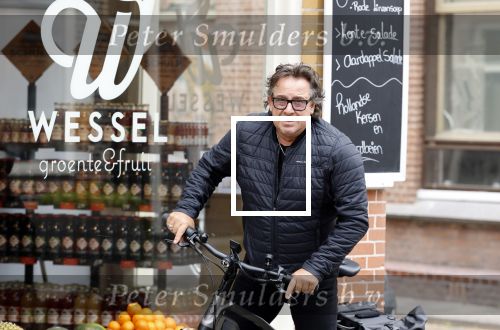 Alkmaar 5 juli 2025
Marco Borsato haalt op de fiets vers fruit en groente bij een groentewinkel bij hem in de buurt .
Marco zorgt momenteel voor zijn moeder Mary die een beetje ziek is. Mary woont even bij Marco in zijn appartement.