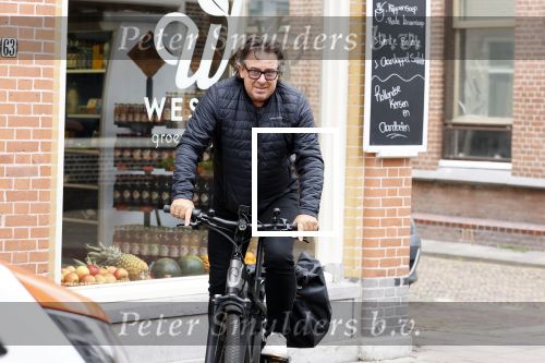 Alkmaar 5 juli 2025
Marco Borsato haalt op de fiets vers fruit en groente bij een groentewinkel bij hem in de buurt .
Marco zorgt momenteel voor zijn moeder Mary die een beetje ziek is. Mary woont even bij Marco in zijn appartement.