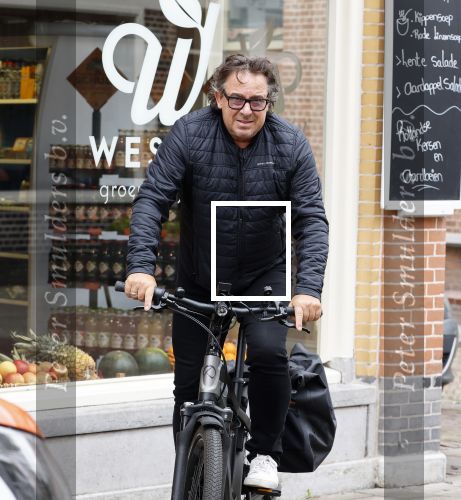 Alkmaar 5 juli 2025
Marco Borsato haalt op de fiets vers fruit en groente bij een groentewinkel bij hem in de buurt .
Marco zorgt momenteel voor zijn moeder Mary die een beetje ziek is. Mary woont even bij Marco in zijn appartement.